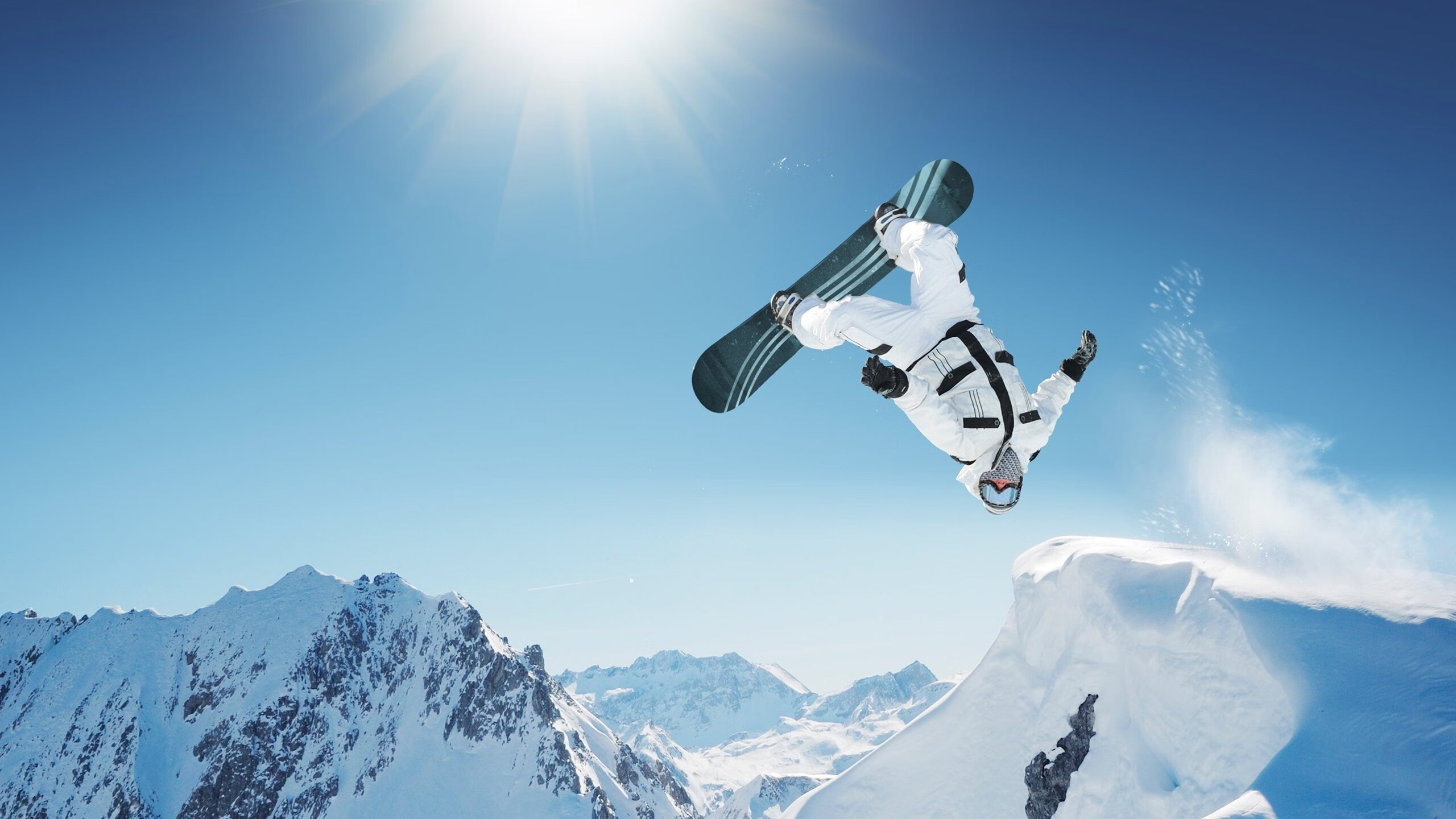 赛场“火花”_激烈碰撞引发争议，观赛火花